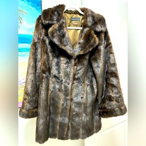 Faux fur coat In beautiful brown shades with 2 hidden pockets & 3 closures